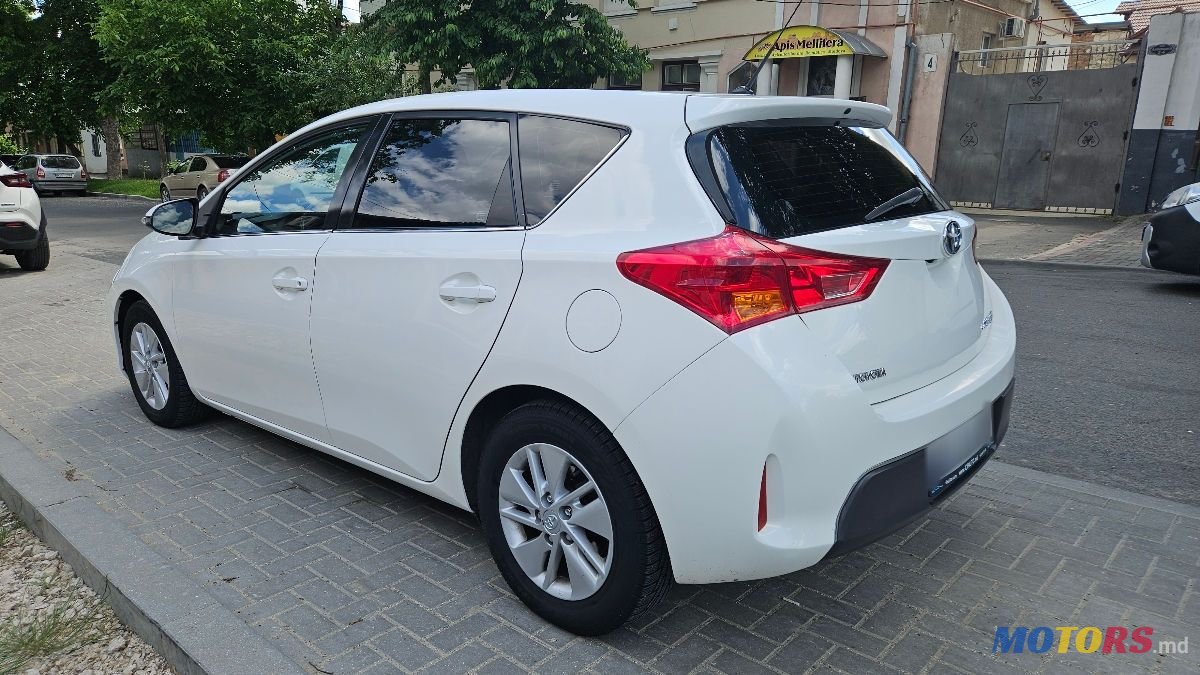 2013' Toyota Auris photo #3