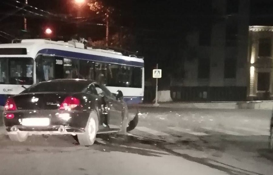 Accident teribil în capitală: o maşină, făcută zob după ce s-a tamponat cu un troleibuz