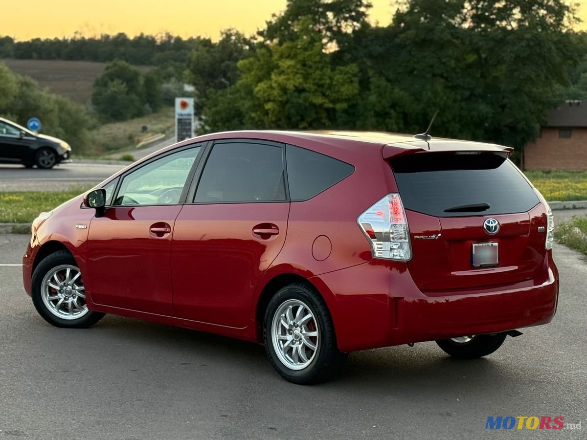 2013' Toyota Prius v photo #6