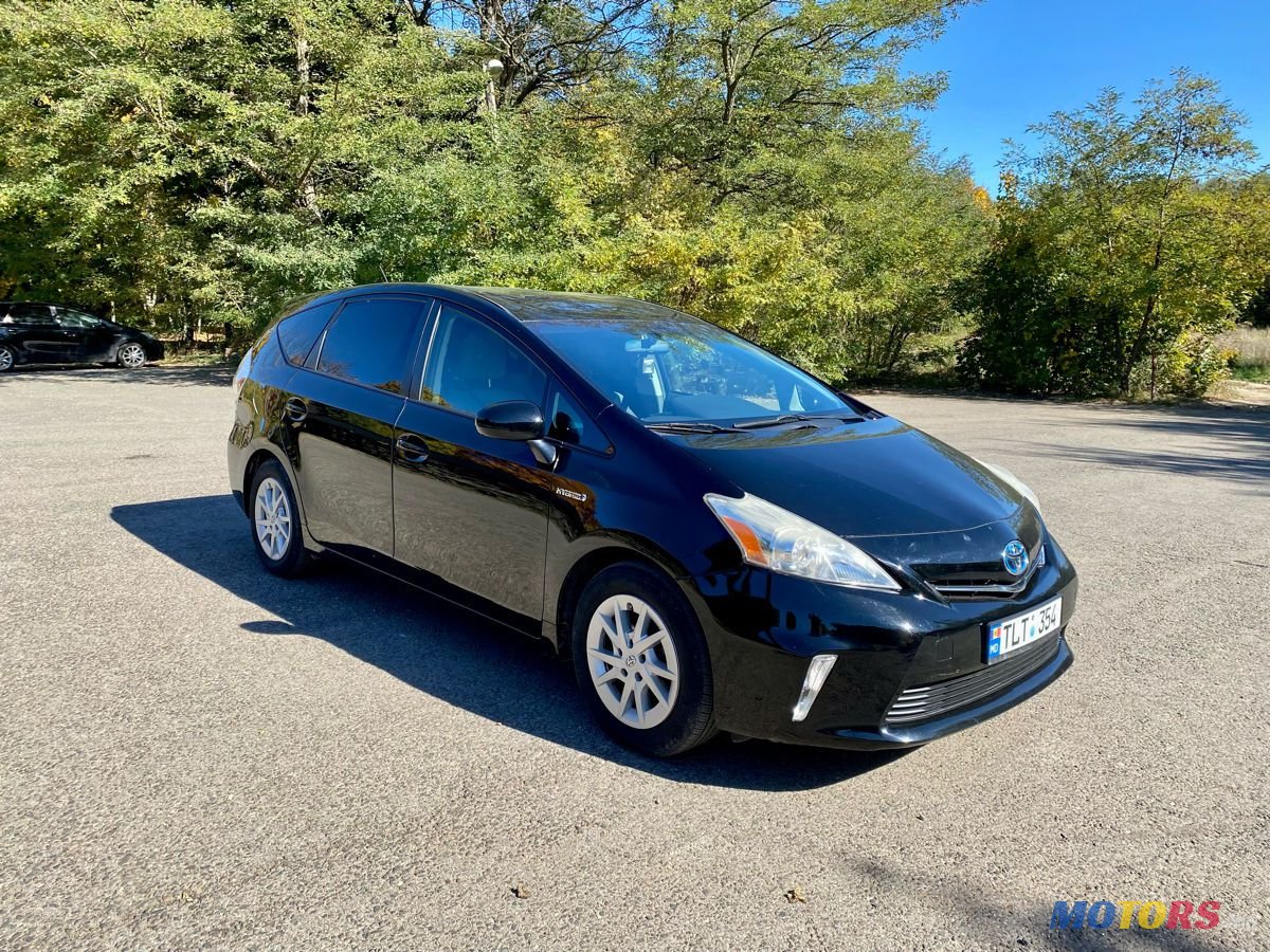 2012' Toyota Prius v photo #6