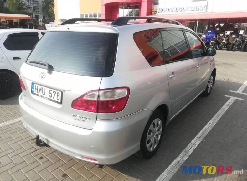 2004' Toyota Avensis photo #3