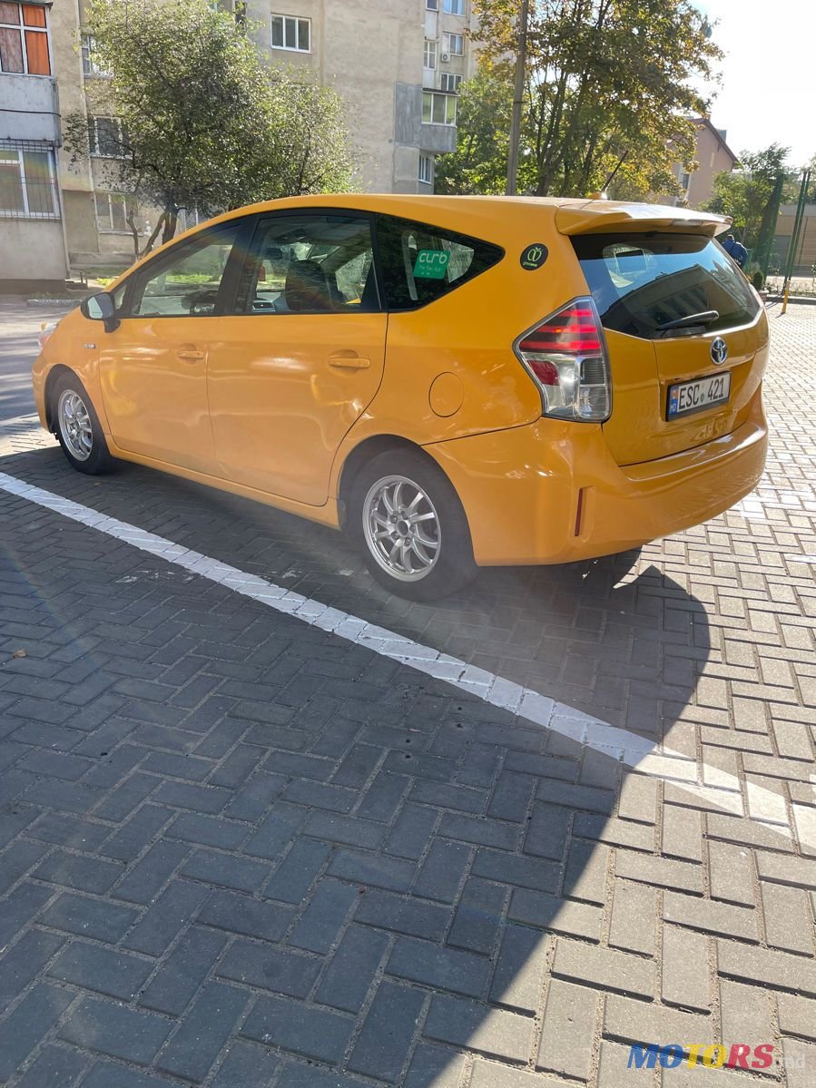 2015' Toyota Prius v photo #1