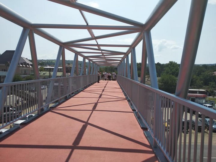 В Страшенах торжественно открыли обновлённый мост над железнодорожными путями