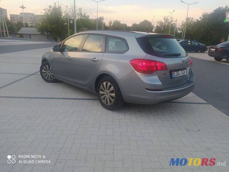 2012' Opel Astra photo #2