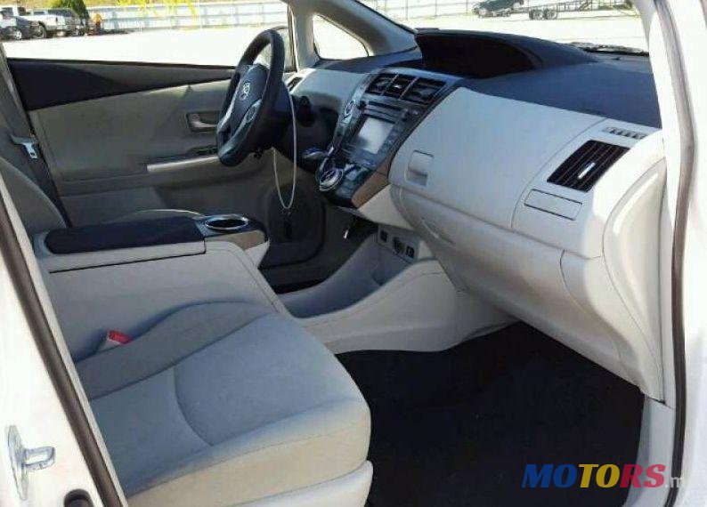2012' Toyota Prius v photo #1