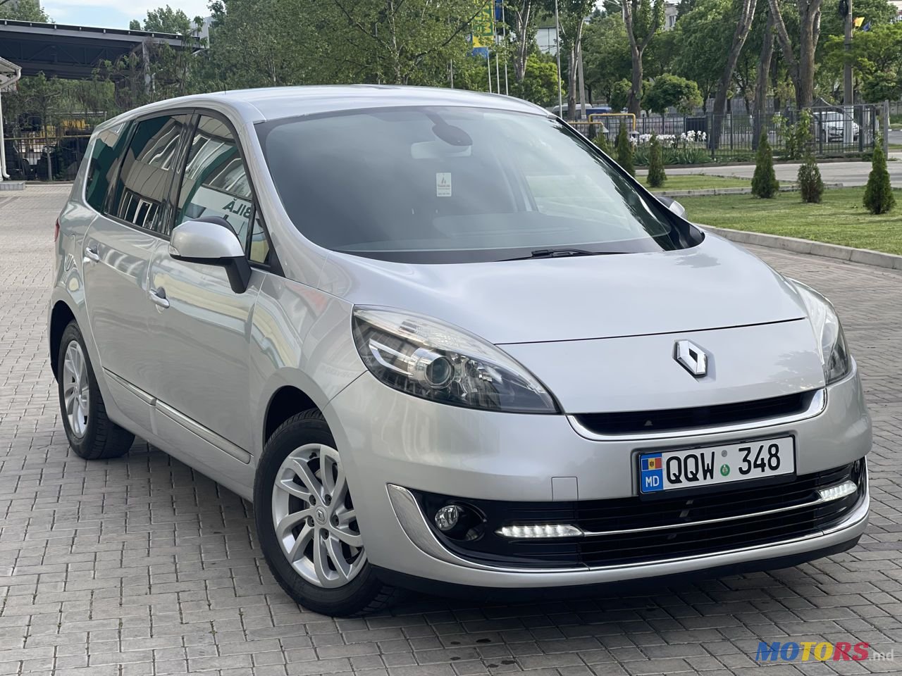 2012' Renault Grand Scenic photo #2