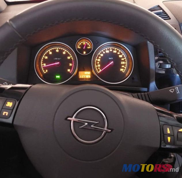 2010' Opel Zafira photo #1