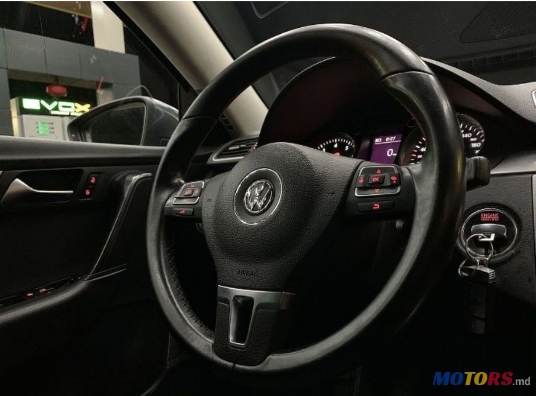 2011' Volkswagen Passat photo #6