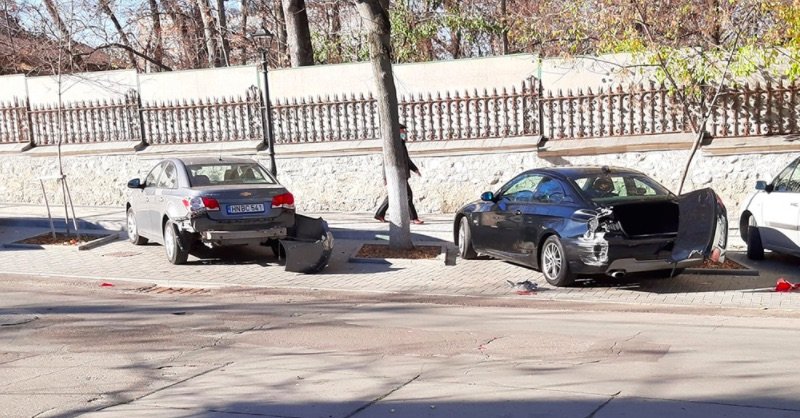 Un BMW şi un Chevrolet, avariate în Chişinău de un camion rămas fără frâna de mână al Apă-Canal