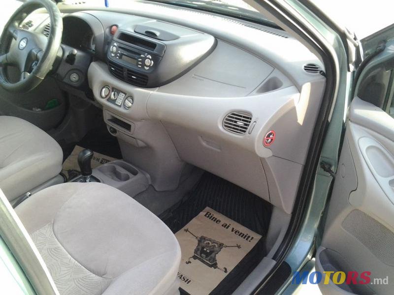 2001' Nissan Almera Tino photo #3