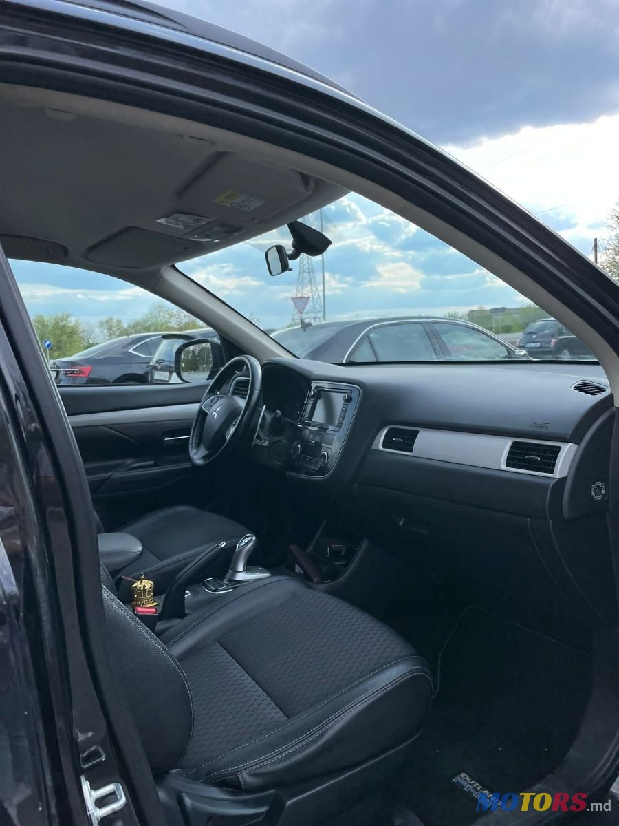 2014' Mitsubishi Outlander photo #2