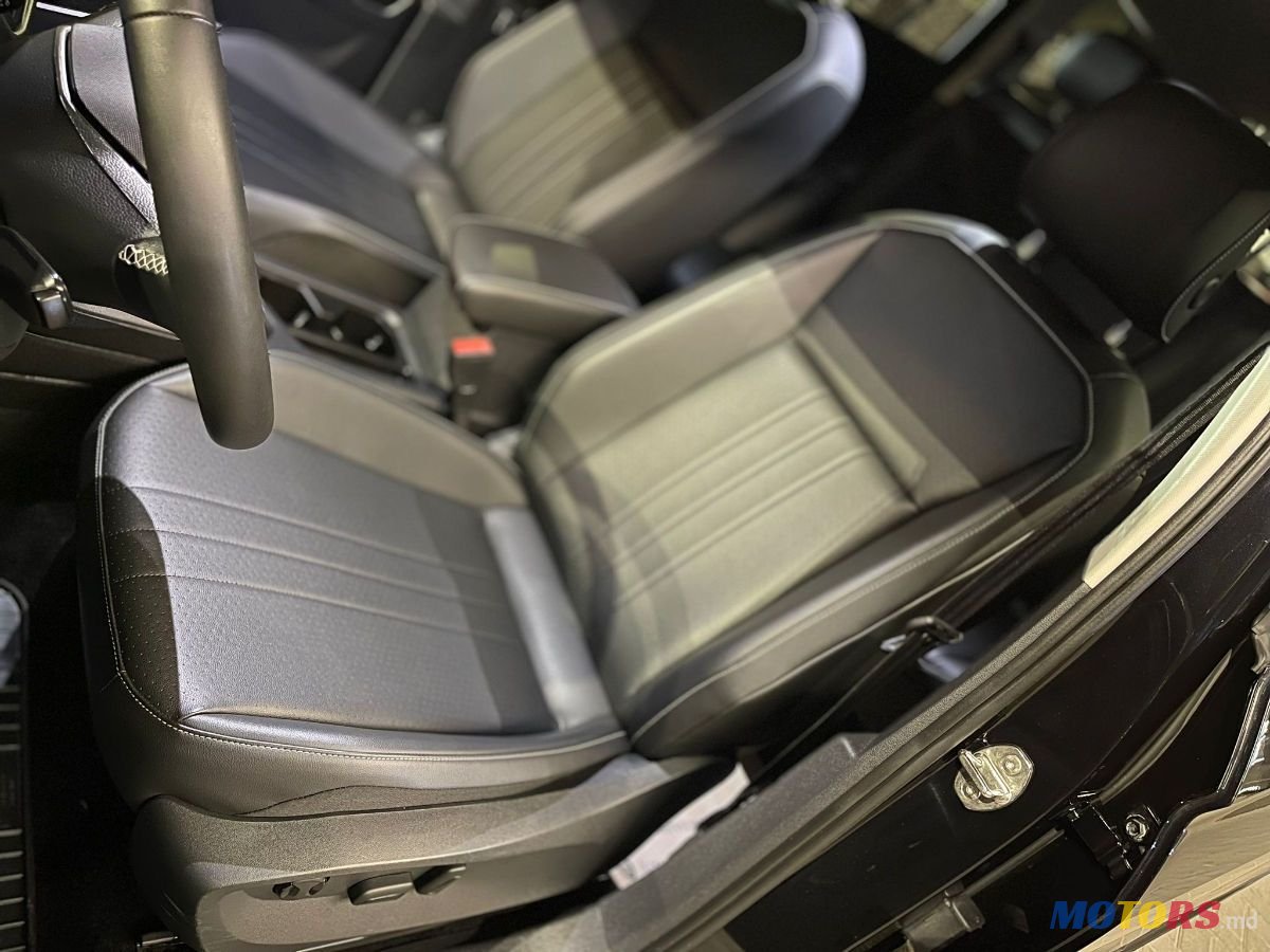 2022' Volkswagen Tiguan photo #5