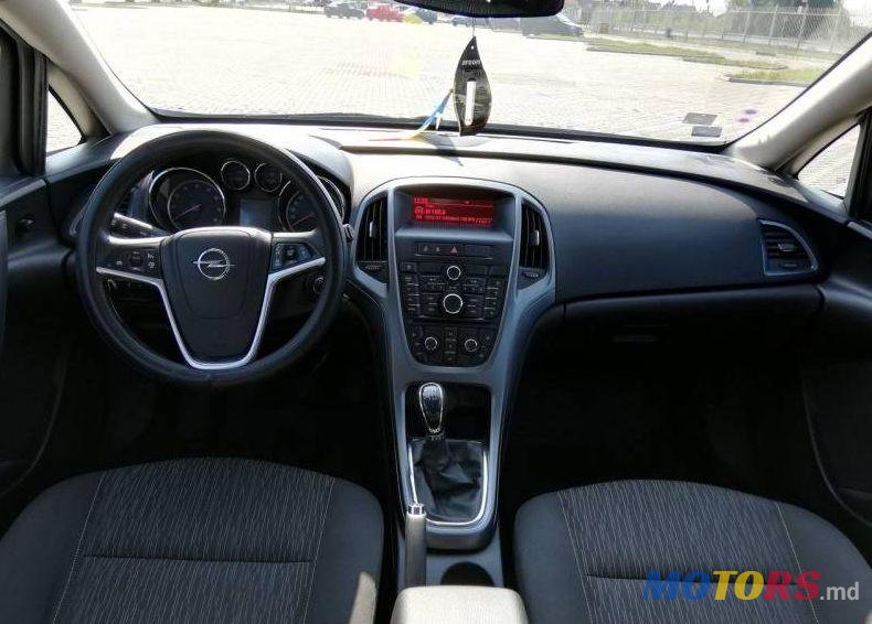 2013' Opel Astra photo #2