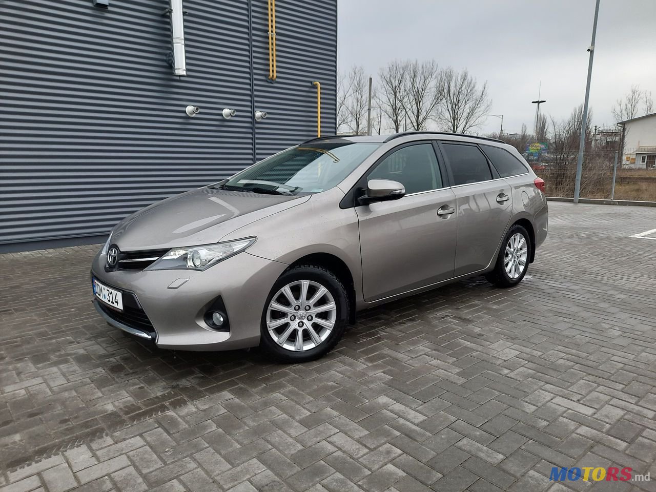 2013' Toyota Auris photo #2