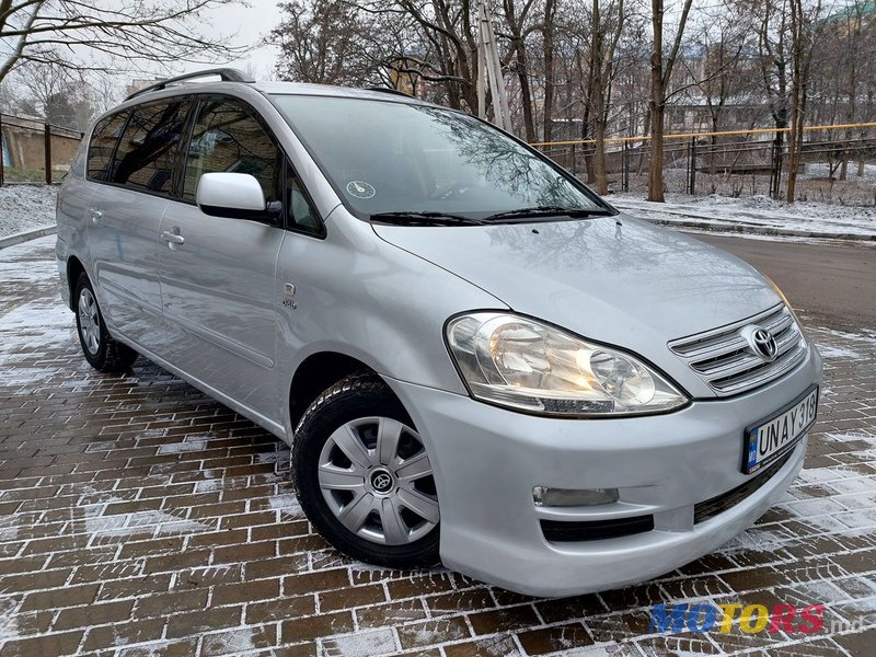 2004' Toyota Avensis Verso photo #1