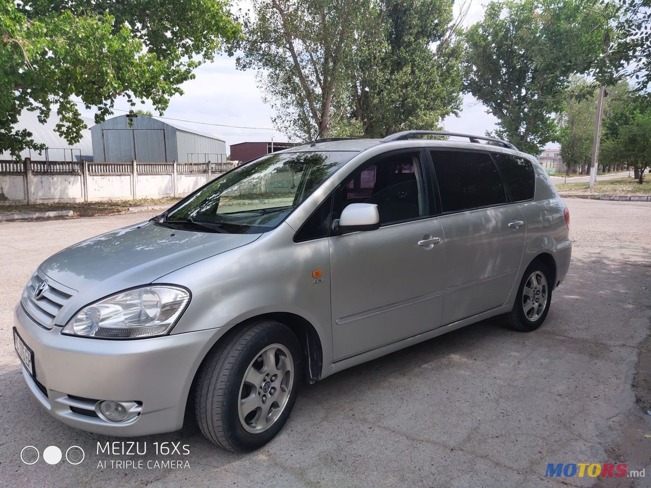 2001' Toyota Avensis Verso photo #1