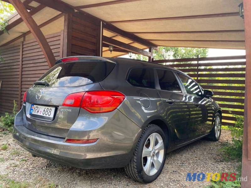 2011' Opel Astra photo #3