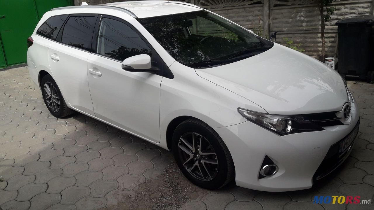 2013' Toyota Auris photo #1