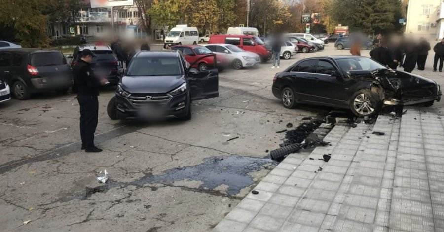 Accident cu 4 automobile la Edineţ, în nordul Moldovei, produs într-un spaţiu restrâns