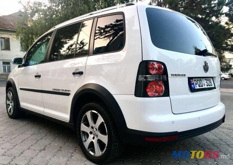 2009' Volkswagen Touran photo #1