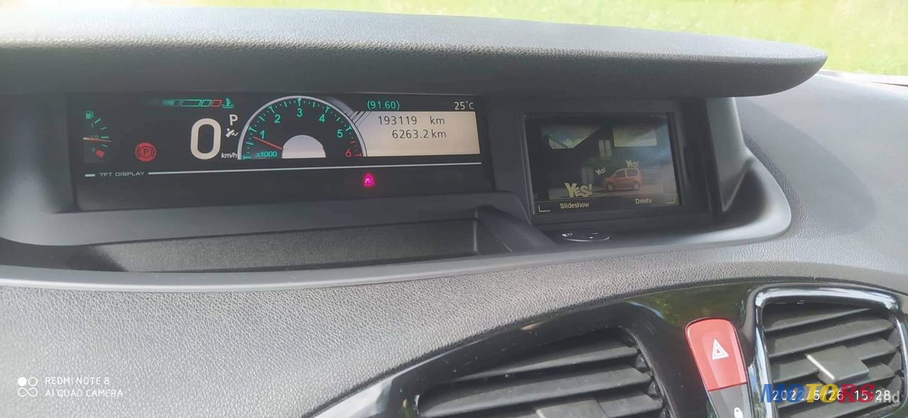 2011' Renault Scenic photo #4