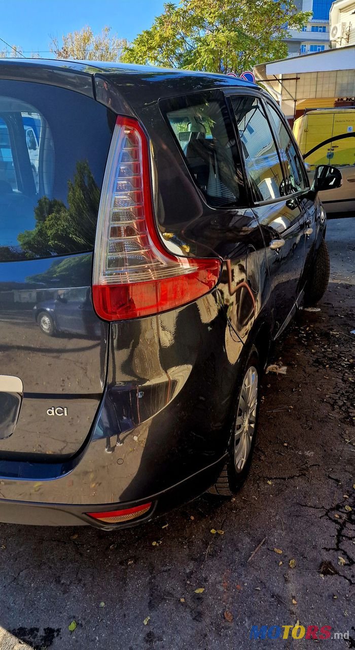 2011' Renault Grand Scenic photo #2