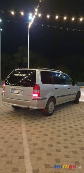 2002' Mitsubishi Space Wagon photo #3