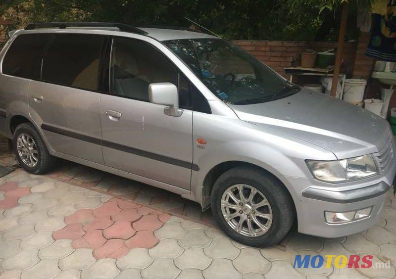 2001' Mitsubishi Space Wagon photo #1