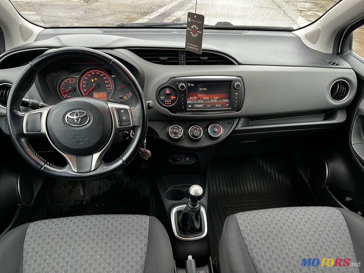 2015' Toyota Yaris photo #6
