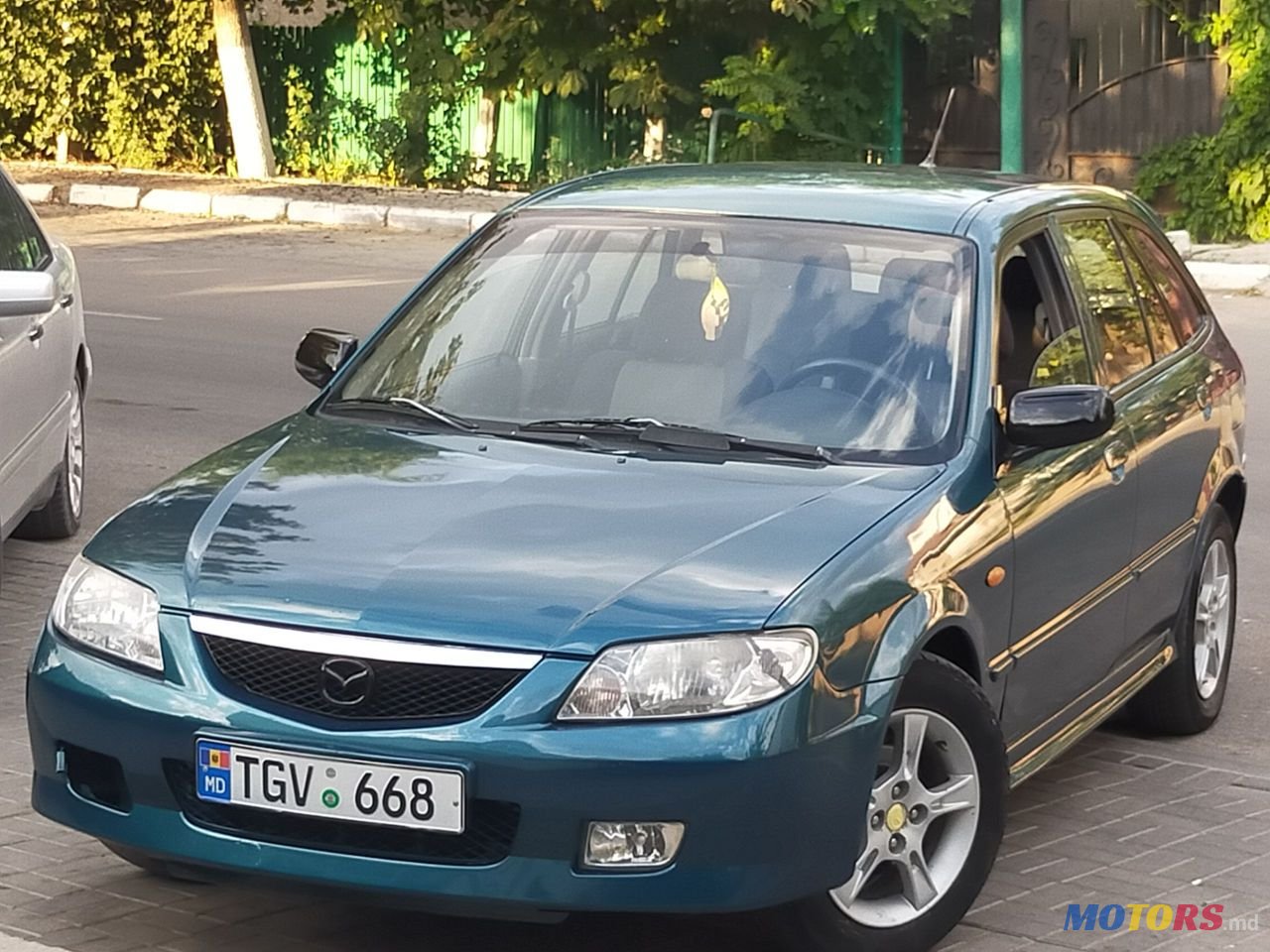 2002' Mazda 323 photo #1