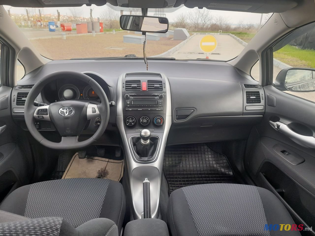 2011' Toyota Auris photo #6