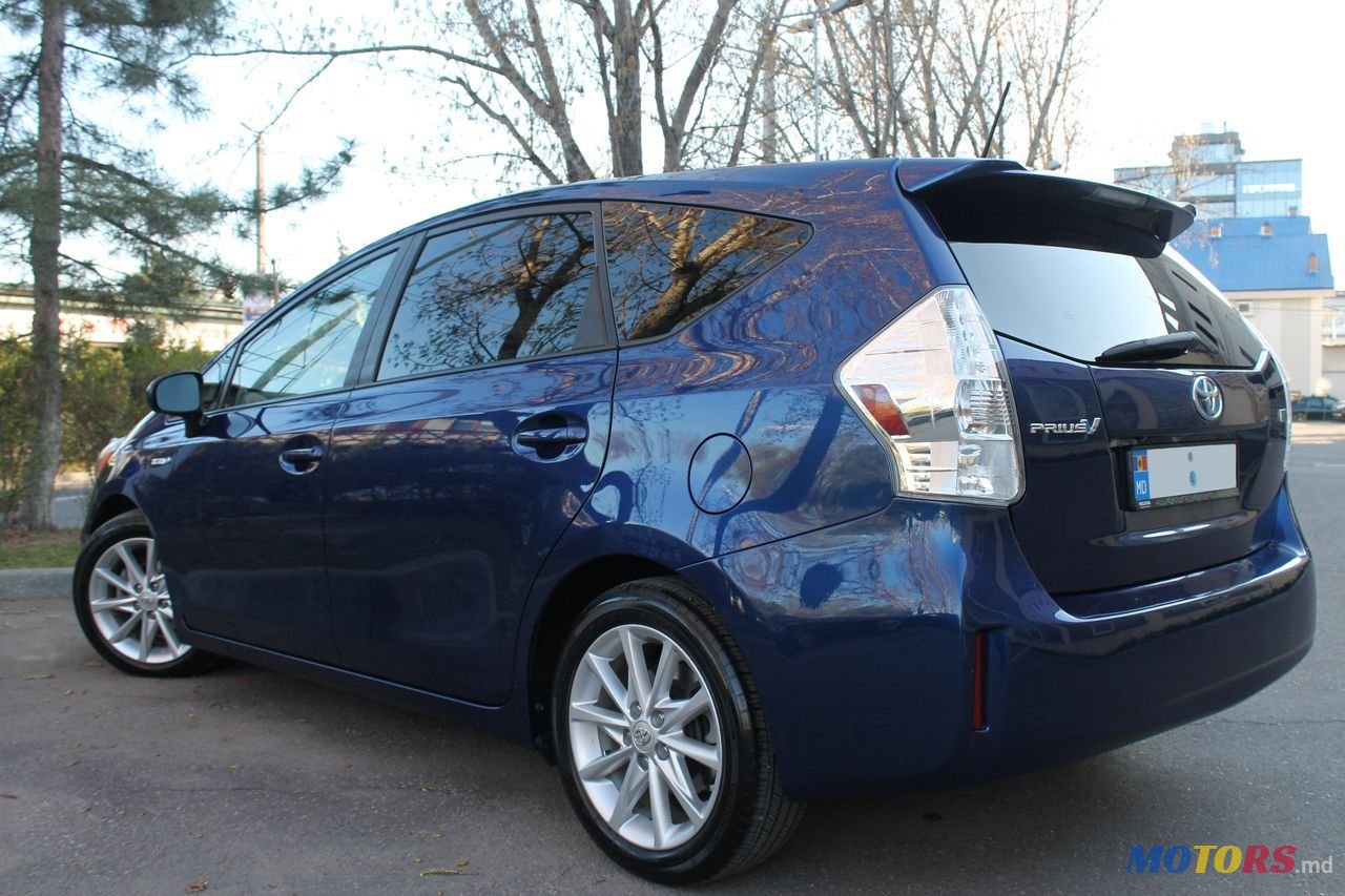 2011' Toyota Prius v photo #6