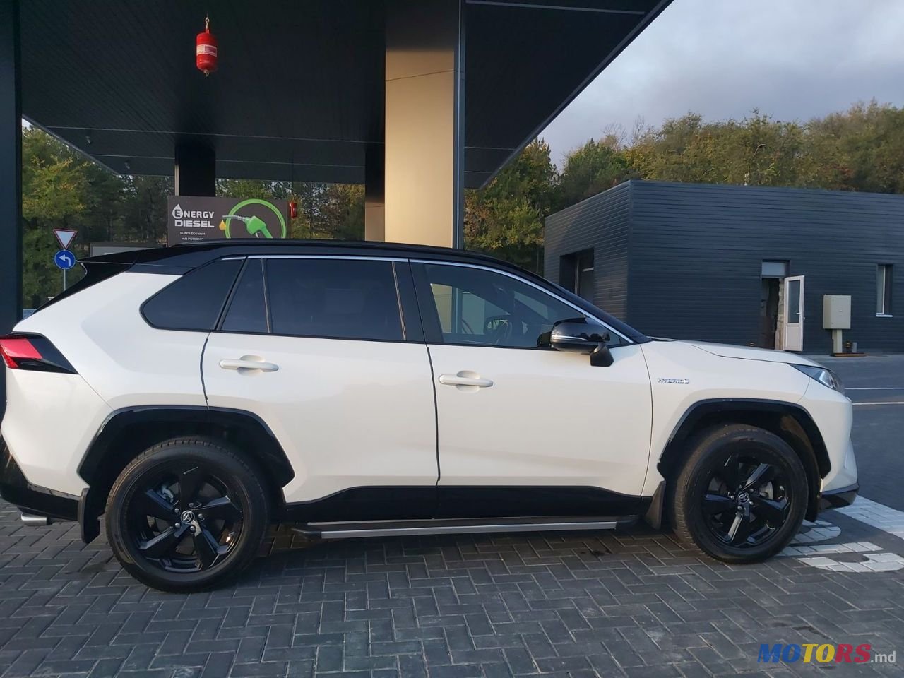2020' Toyota RAV4 photo #2
