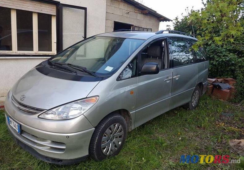 2002' Toyota Previa photo #1