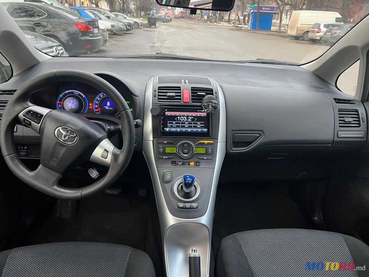 2011' Toyota Auris photo #1