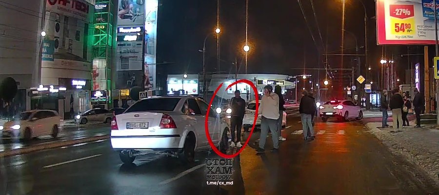 Chișinău: Un șofer beat a lovit o mașină oprită la trecere, iar aceasta a împins pietoni pe asfalt