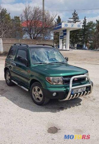 2000' Mitsubishi Pajero photo #1
