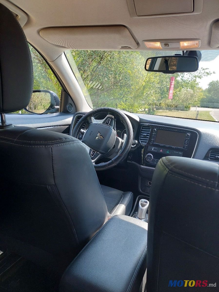 2016' Mitsubishi Outlander photo #5