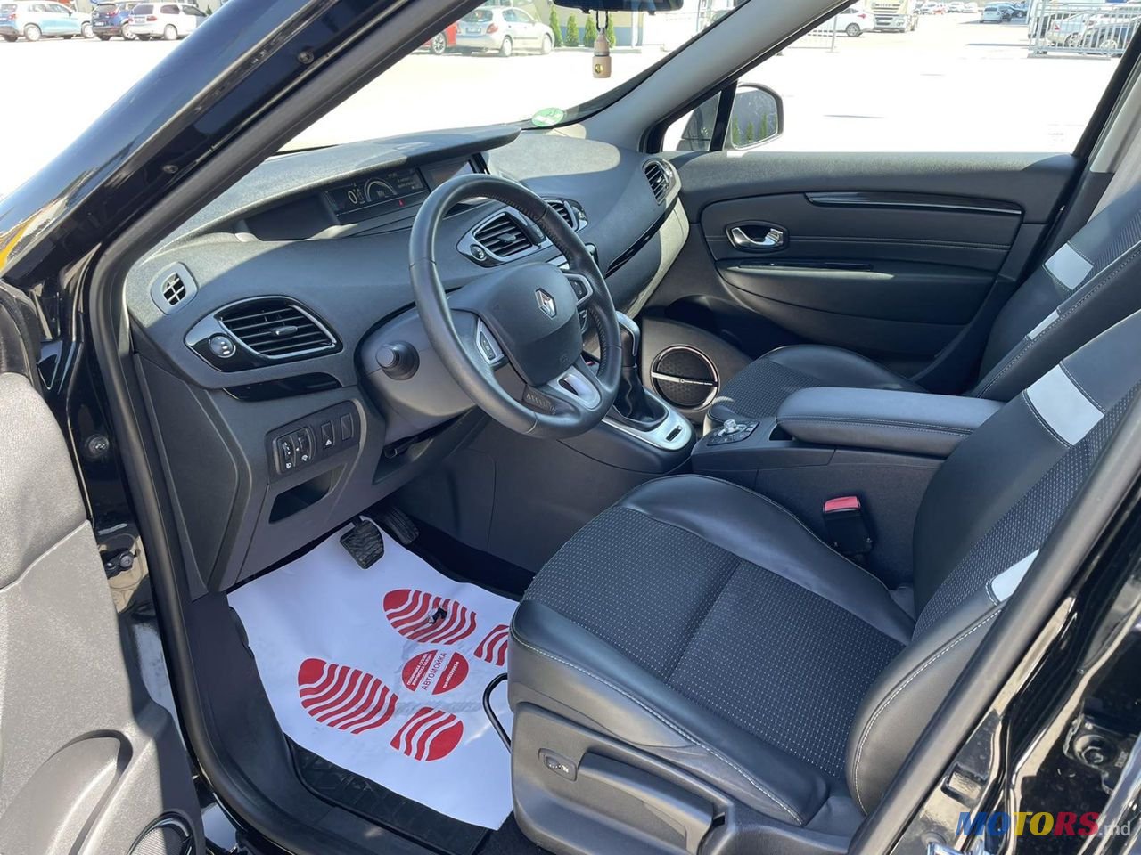 2012' Renault Grand Scenic photo #5