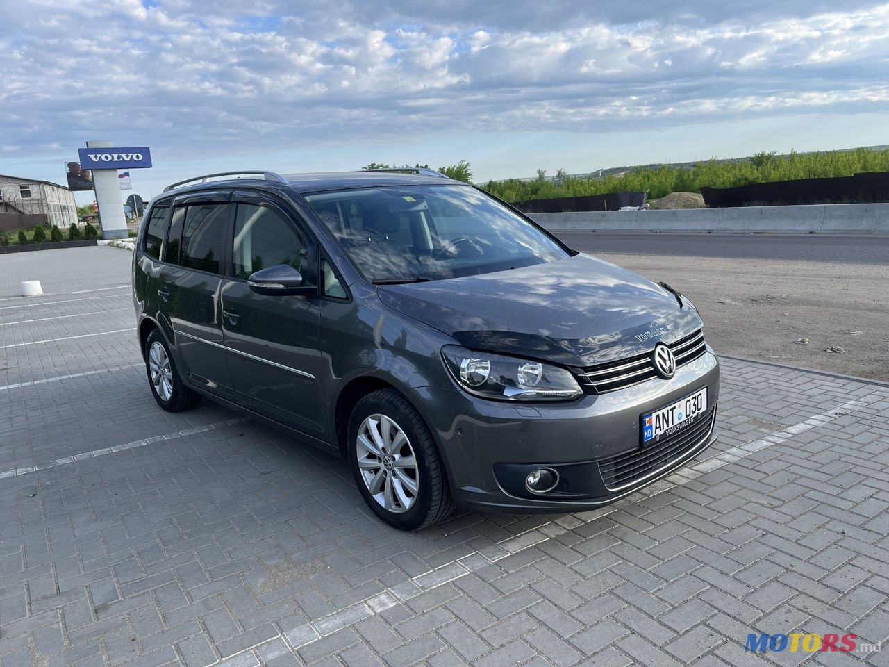 2012' Volkswagen Touran photo #3