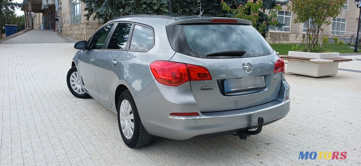 2012' Opel Astra photo #4