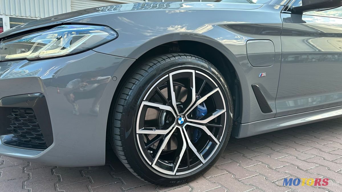 2021' BMW 5 Series photo #5