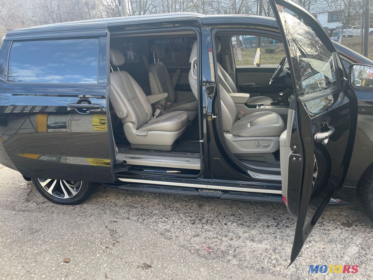 2017' Kia Carnival photo #4