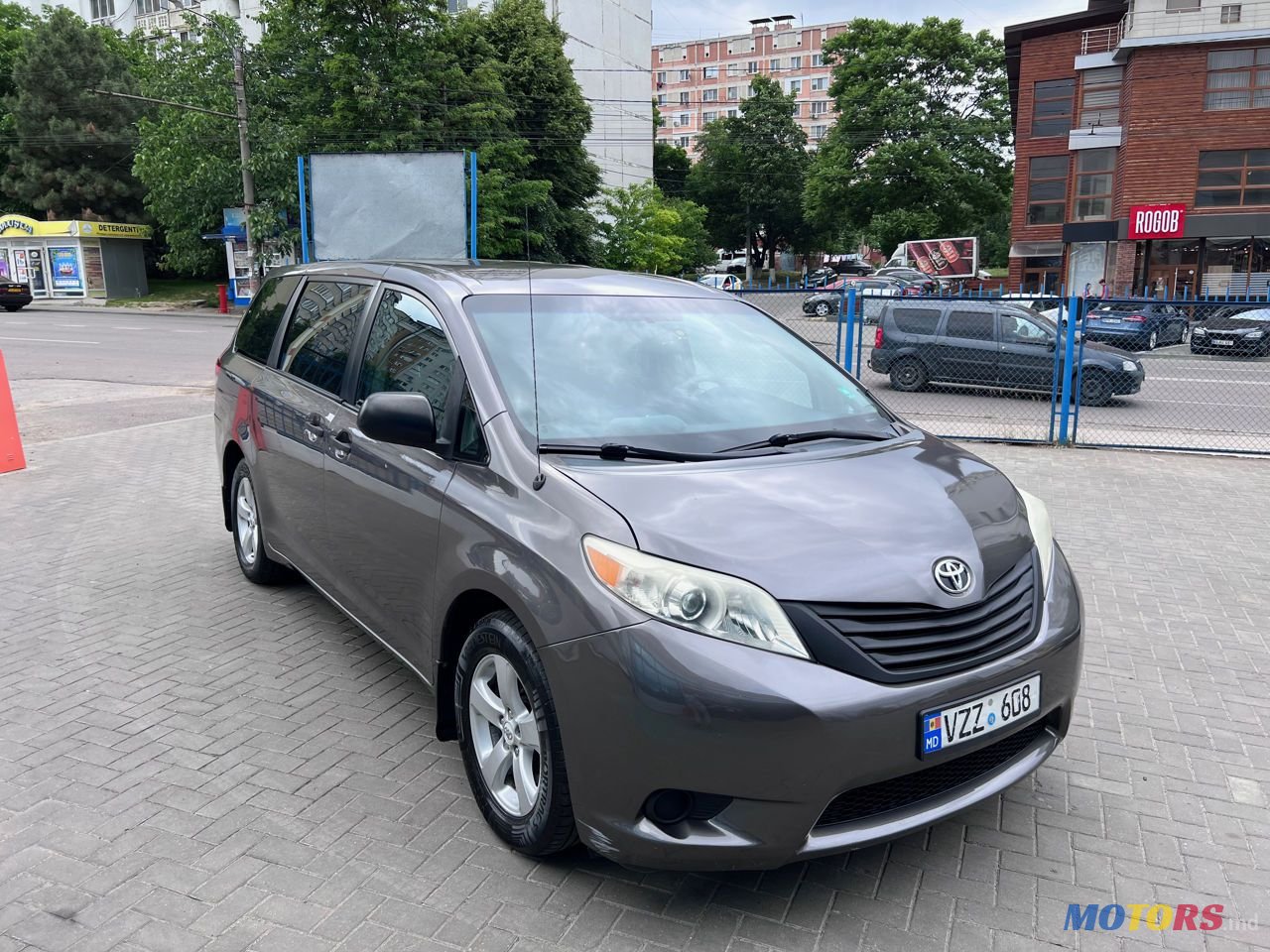 2011' Toyota Sienna photo #1