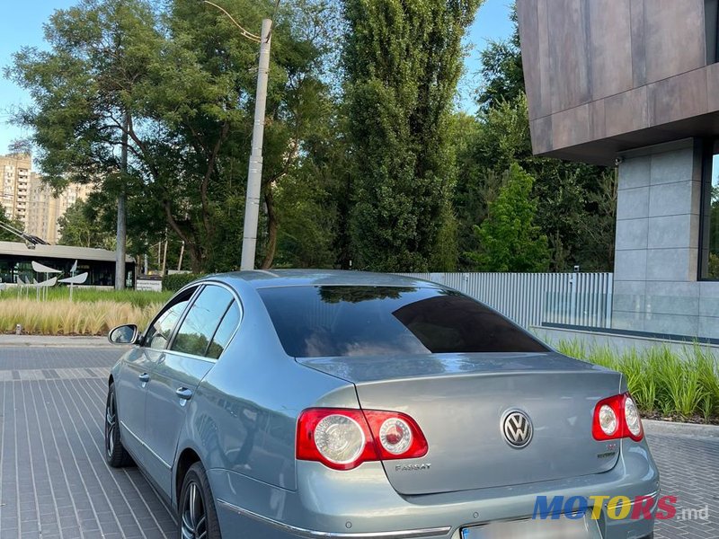 2009' Volkswagen Passat photo #2