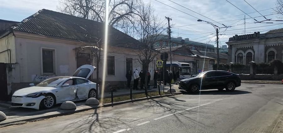 Accident cu implicarea unui Mercedes-Benz GLE Coupe și unei Tesla Model S, în Chișinău