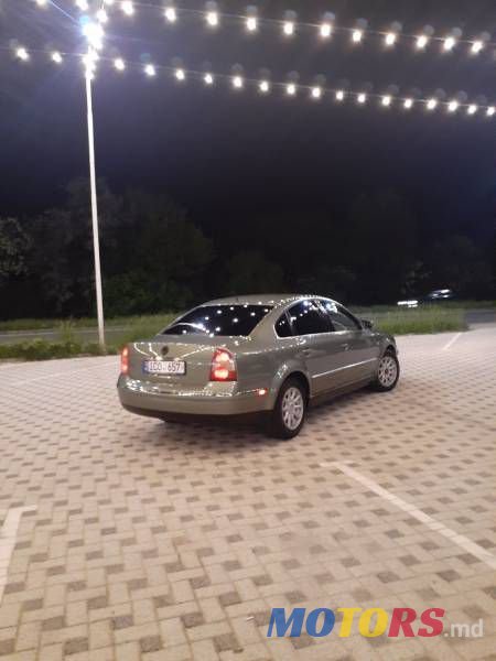 2002' Volkswagen Passat photo #5