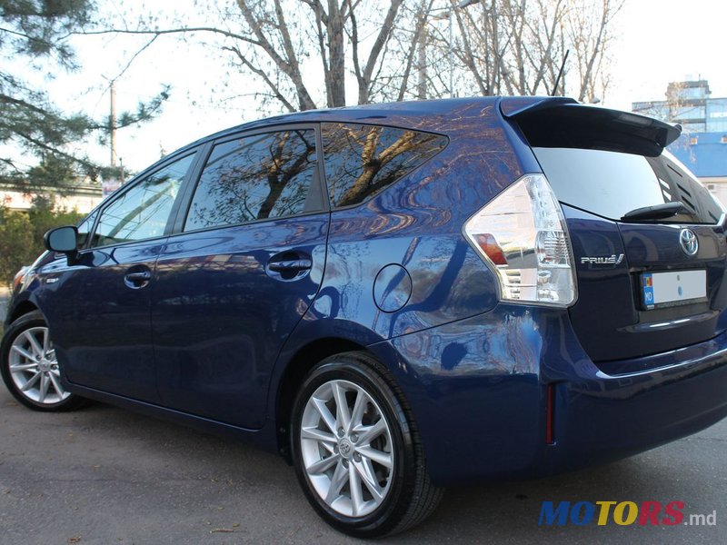 2011' Toyota Prius v photo #6