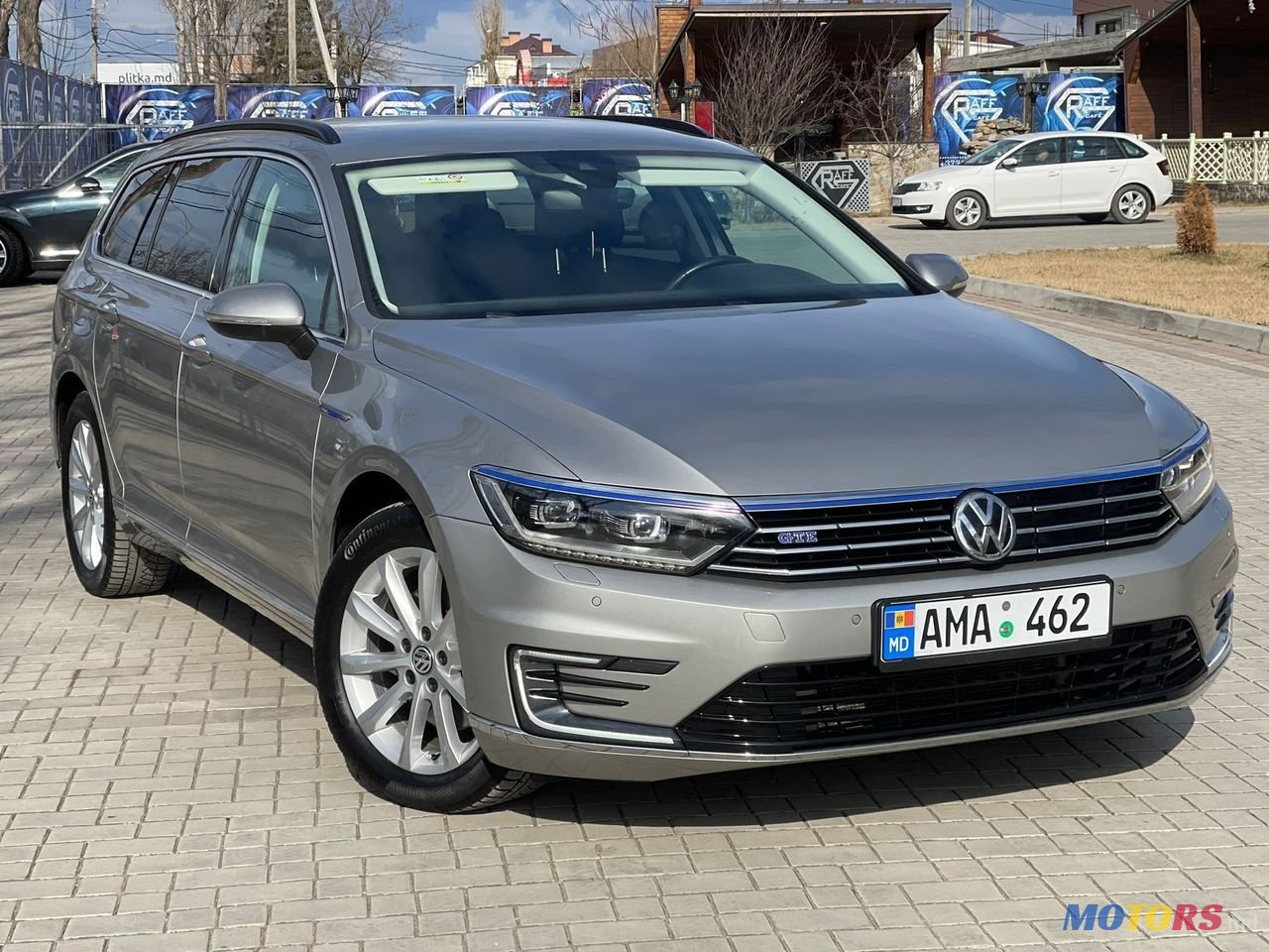 2015' Volkswagen Passat photo #2