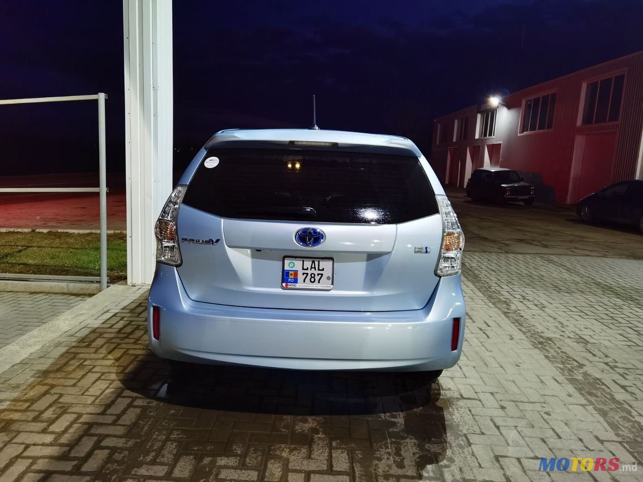 2013' Toyota Prius V photo #2